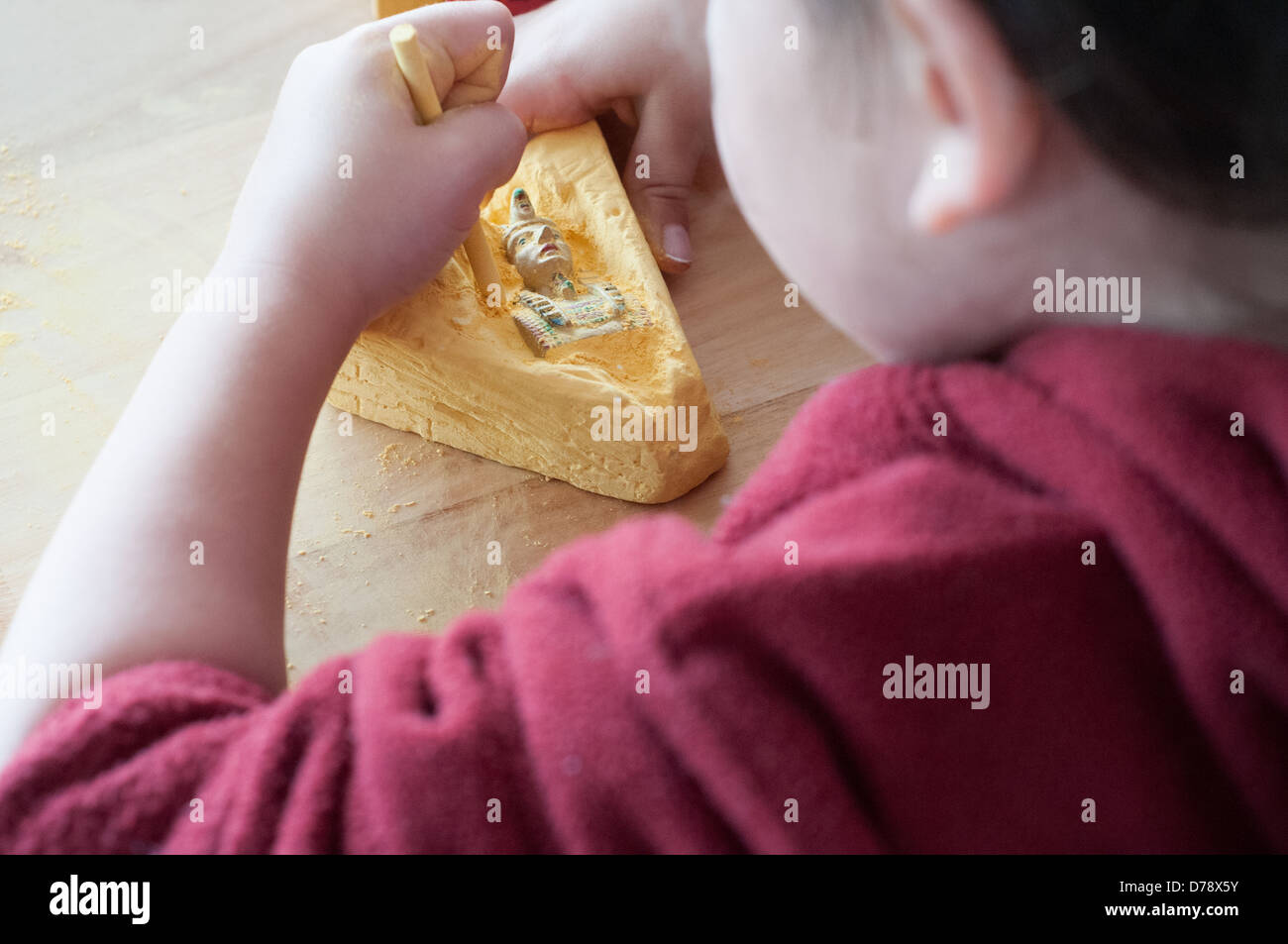 Ragazza che gioca con i giocattoli alla scoperta di Egitto dei faraoni Foto Stock