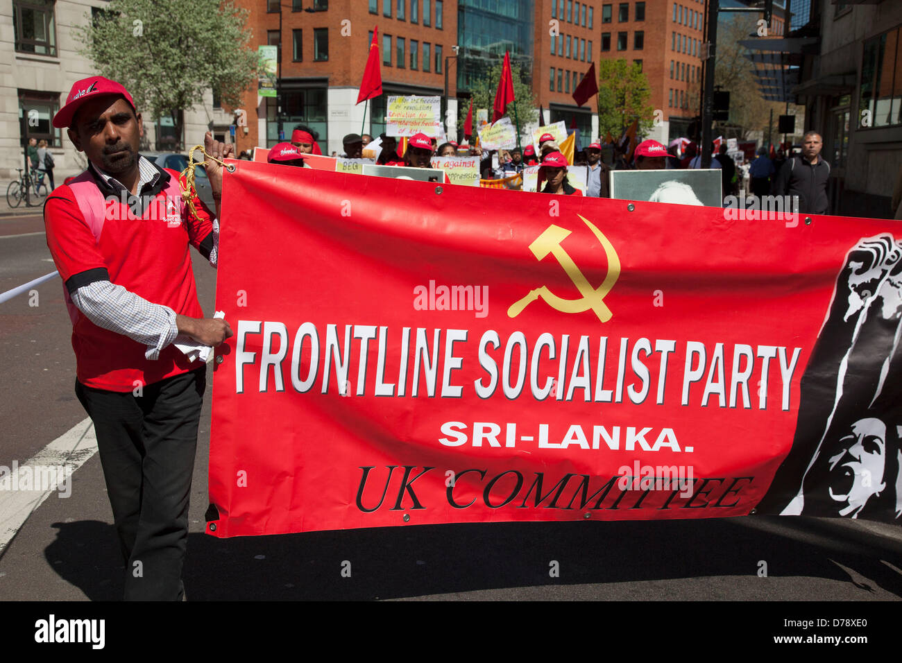 Londra, Regno Unito. Il 1 maggio 2013. Dimostrazione da parte dei sindacati e di altre organizzazioni dei lavoratori per contrassegnare l annuale giorno di maggio o la festa del lavoro. Gruppi da tutte le nazionalità provenienti da tutto il mondo, che vivono a Londra si sono riuniti a marzo per un rally nella zona centrale di Londra, Regno Unito. Credito: Michael Kemp / Alamy Live News Foto Stock