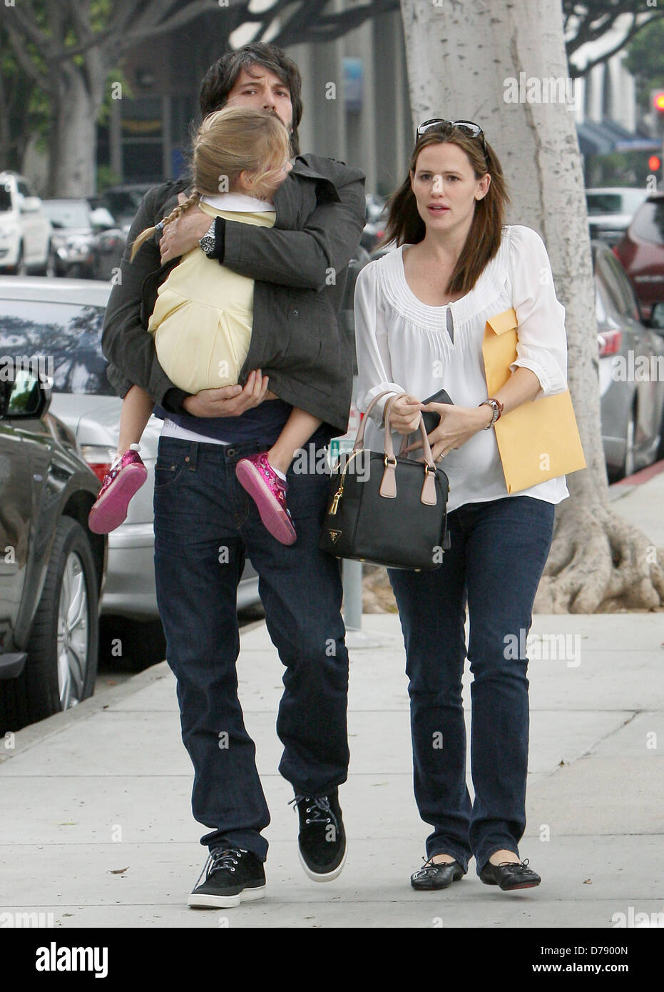 Incinta Jennifer Garner fuori e circa con il marito Ben Affleck e la loro figlia più vecchia Violet Affleck in Santa Monica. Foto Stock