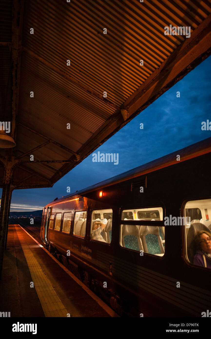 Arriva il Galles DMU il treno di notte, Borth stazione ferroviaria, west wales UK Foto Stock