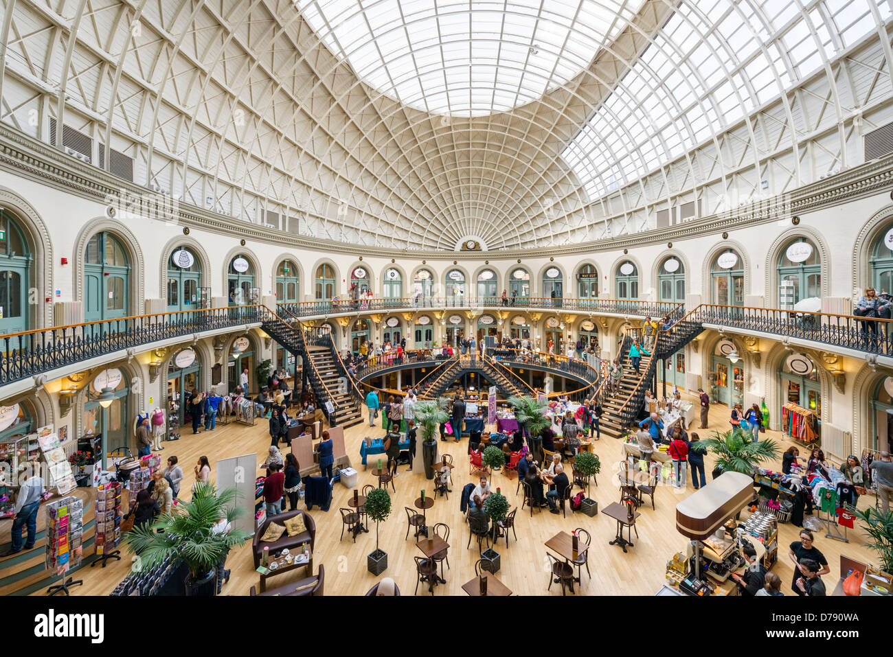 Negozi, ristoranti e sabato le bancarelle del mercato, il Corn Exchange, Leeds, West Yorkshire, Regno Unito Foto Stock