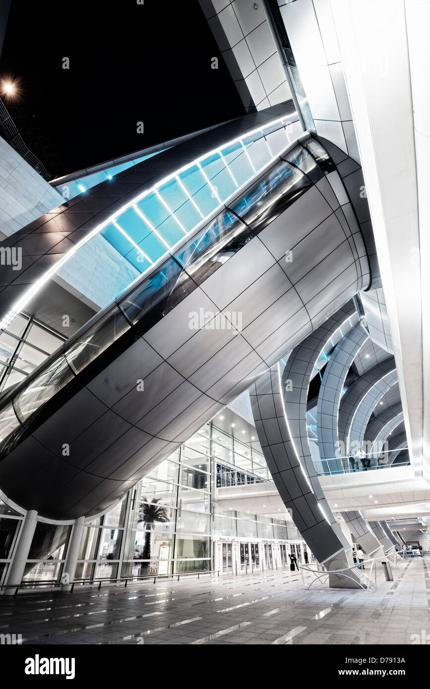 Architettura moderna presso il Terminal 3 dell'Aeroporto Internazionale di Dubai Emirati Arabi Uniti Foto Stock