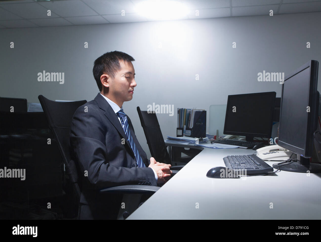 Bianco-collare lavoratore seduto in ufficio Foto Stock