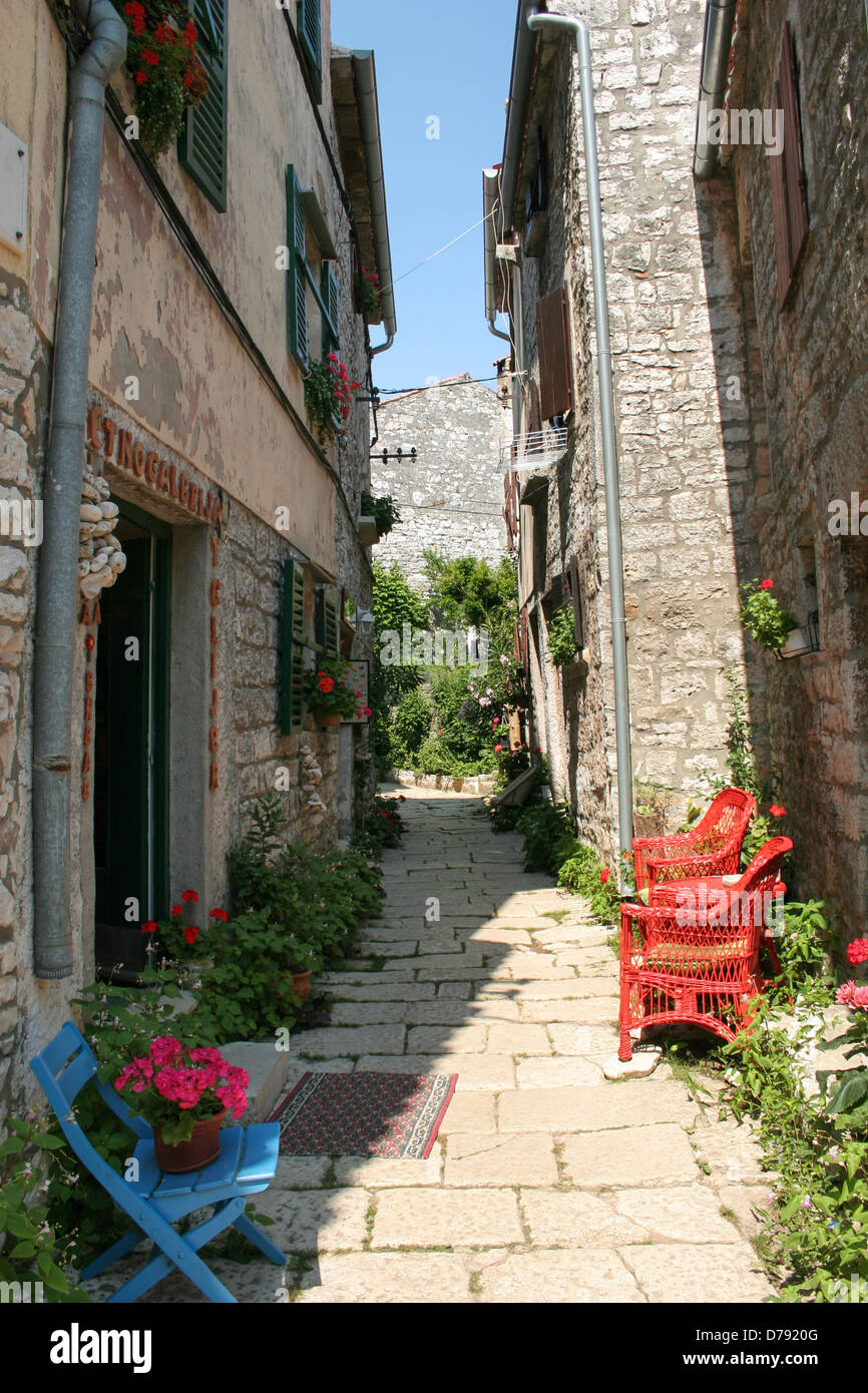 Vecchio e strada stretta in una città in Croazia. lastricate di ciottoli. Foto Stock