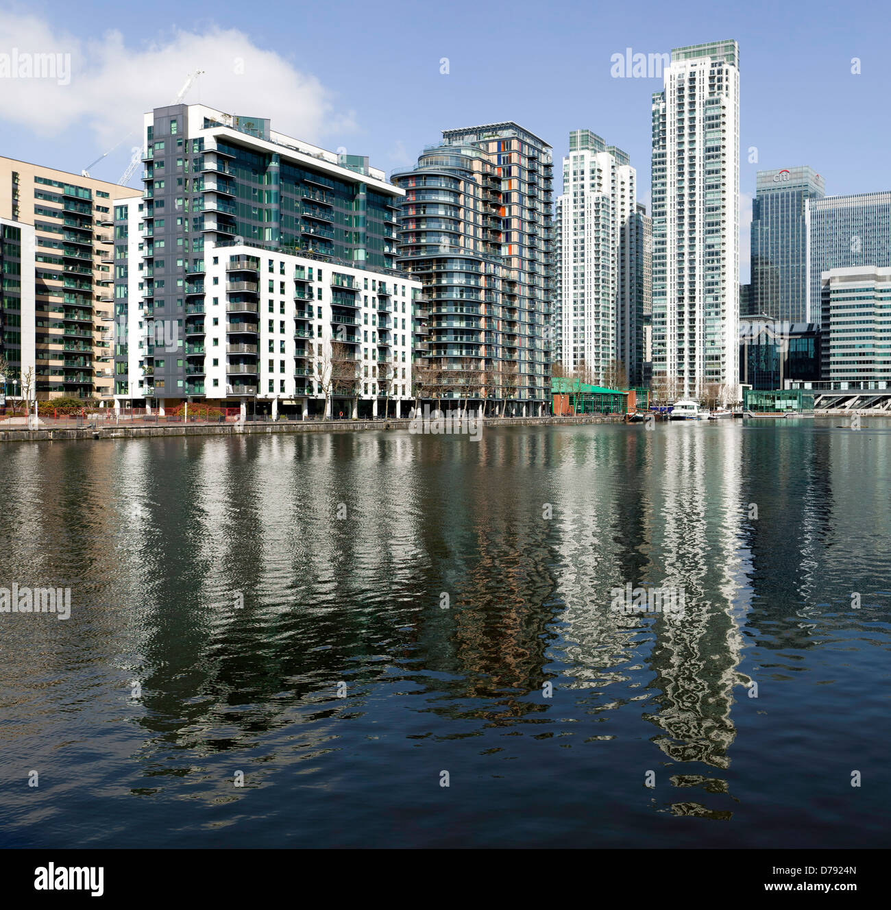 Photostiched square, vista panoramica di Millwall Inner Dock, rivolta verso Canary Wharf, sull'Isola di cani, Londra, Regno Unito. Foto Stock