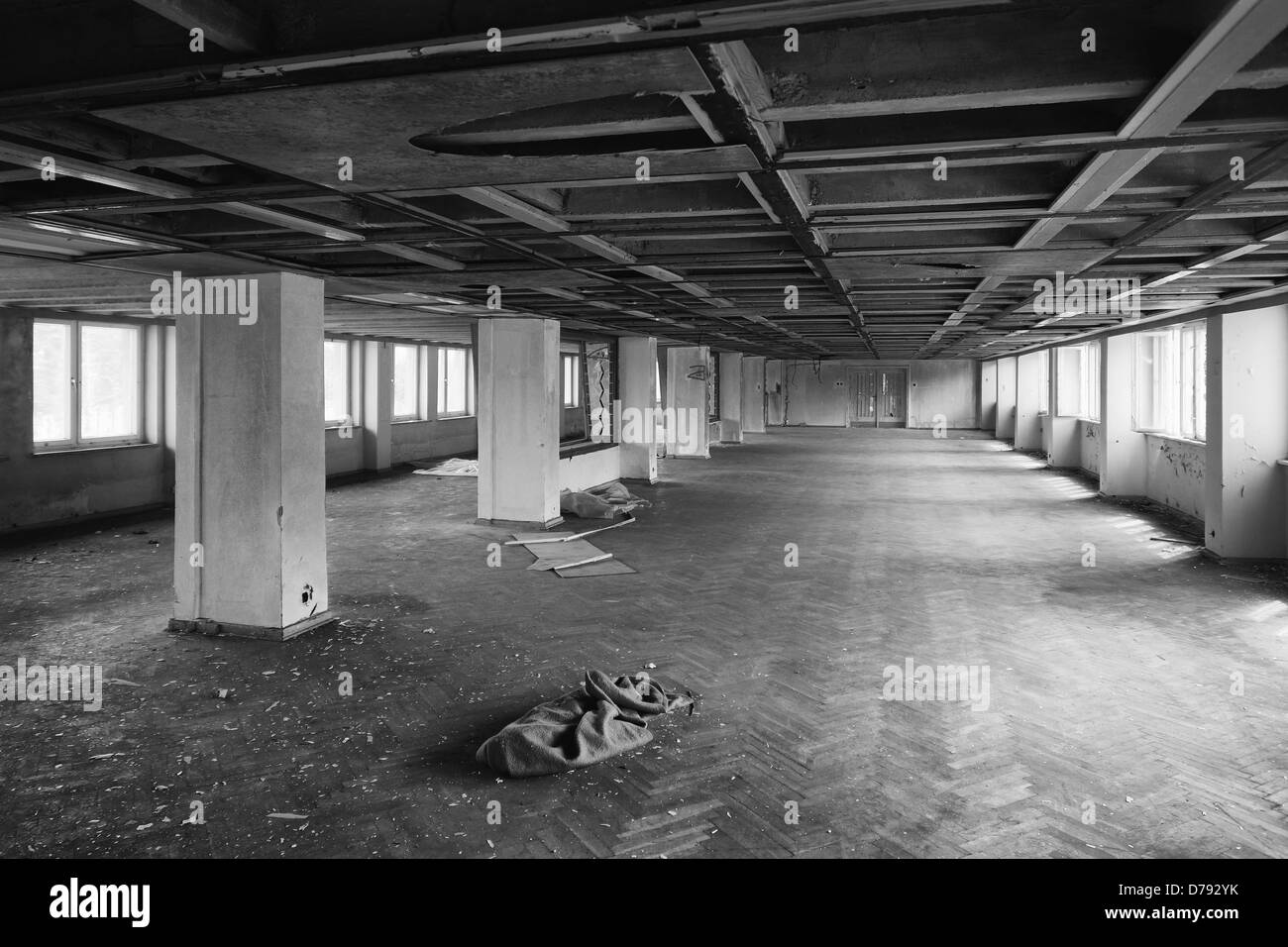 B&W fotografia dell'interno dell'ex complesso per ferie a prora, Rügen, Germania Foto Stock