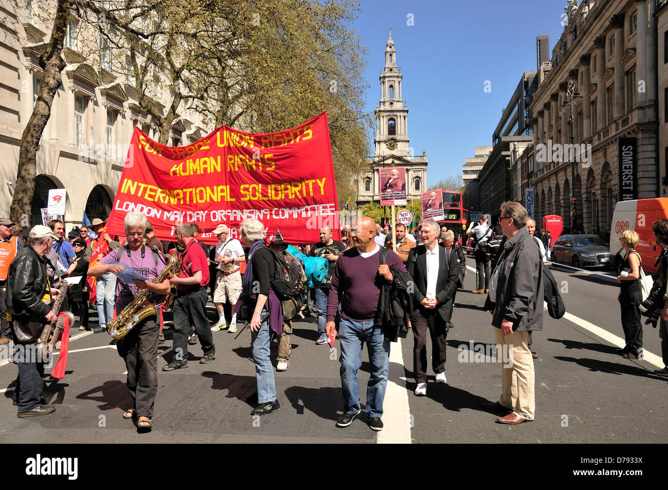 Londra, Regno Unito. Il 1 maggio 2013. Giorno di maggio la dimostrazione. Marzo da Clerkenwell verde a caso in Trafalgar Square. Foto Stock