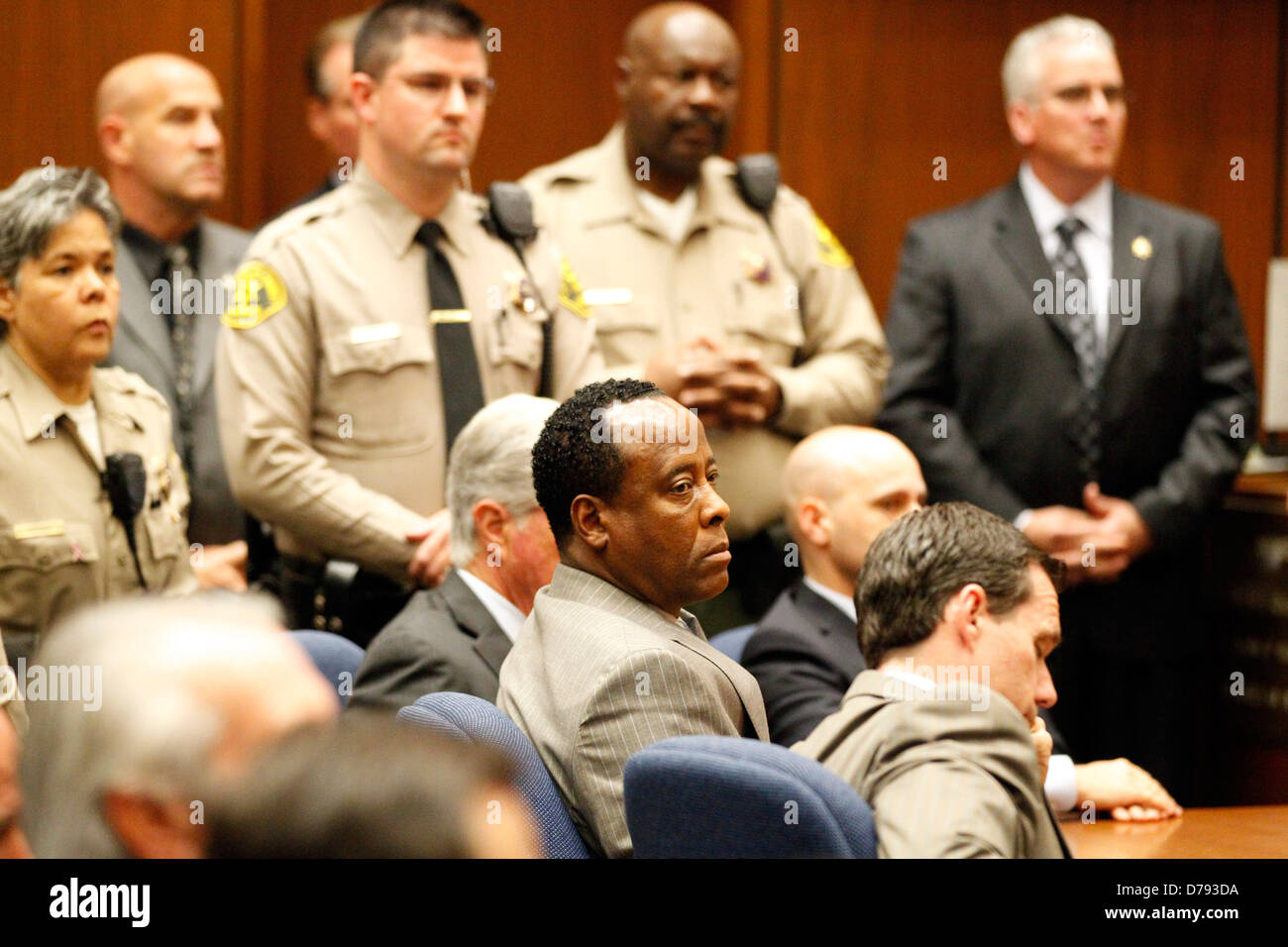 Il dottor Conrad Murray è rimasto inespressive come la giuria ha restituito con un verdetto di colpevolezza nel suo omicidio colposo trial Foto Stock