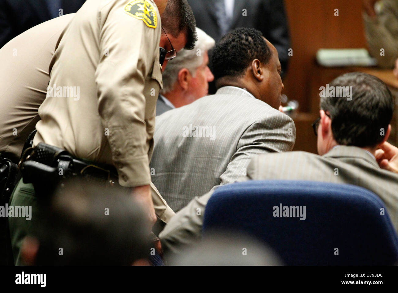 Il dottor Conrad Murray è rimasto inespressive come la giuria ha restituito con un verdetto di colpevolezza nel suo omicidio colposo trial Foto Stock