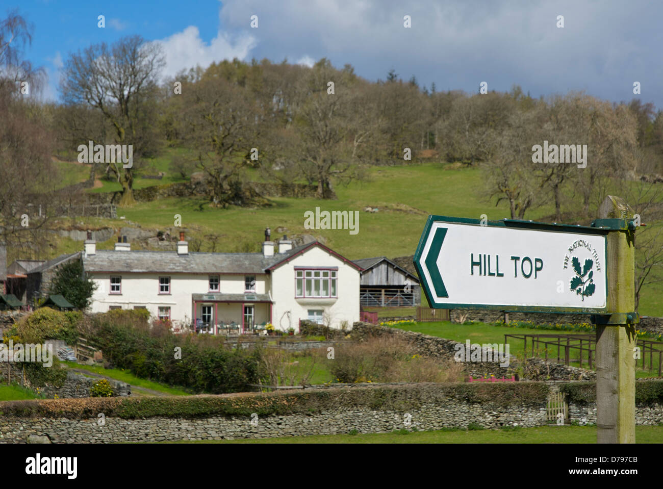 Segno di Hill Top (Beatrix Potter (home) nel villaggio di Near Sawrey, Parco Nazionale del Distretto dei Laghi, Cumbria, England Regno Unito Foto Stock