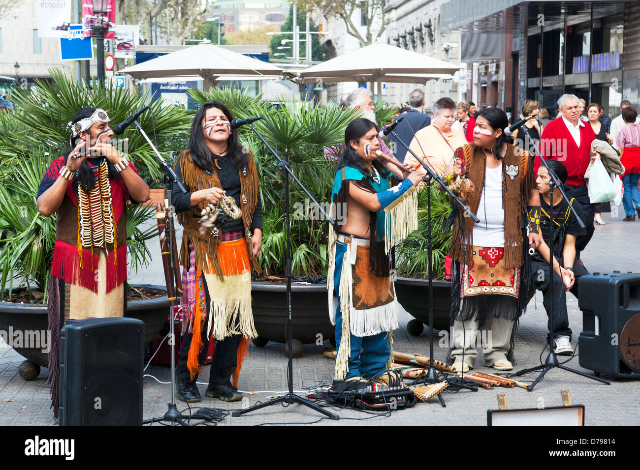 Tubo di Pan giocatori artista di strada a La Rambla Barcellona Spagna statua divertenti spettacoli di strada divertente suonare musica per vendere Foto Stock