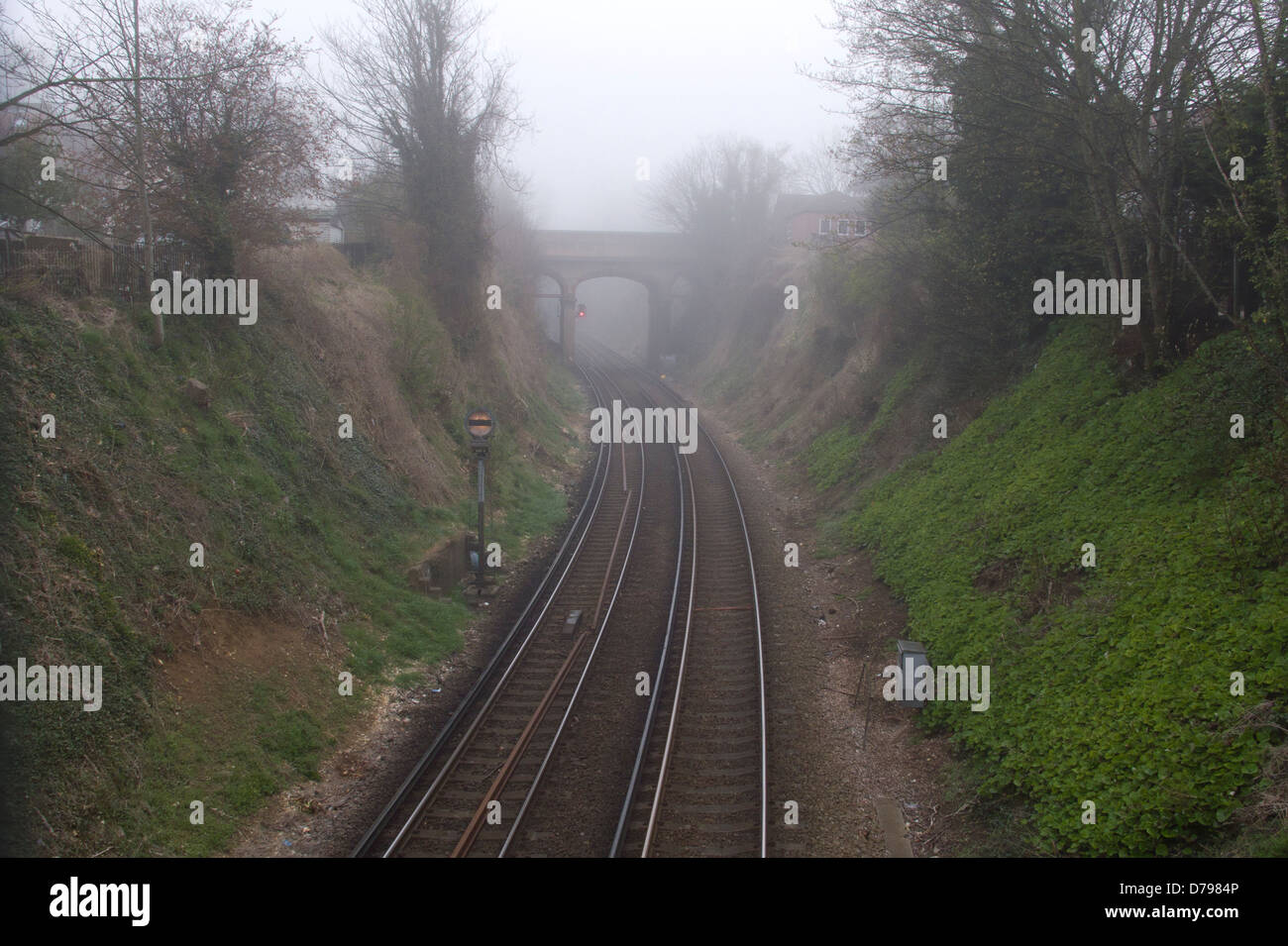 Linee ferroviarie nella nebbia Foto Stock