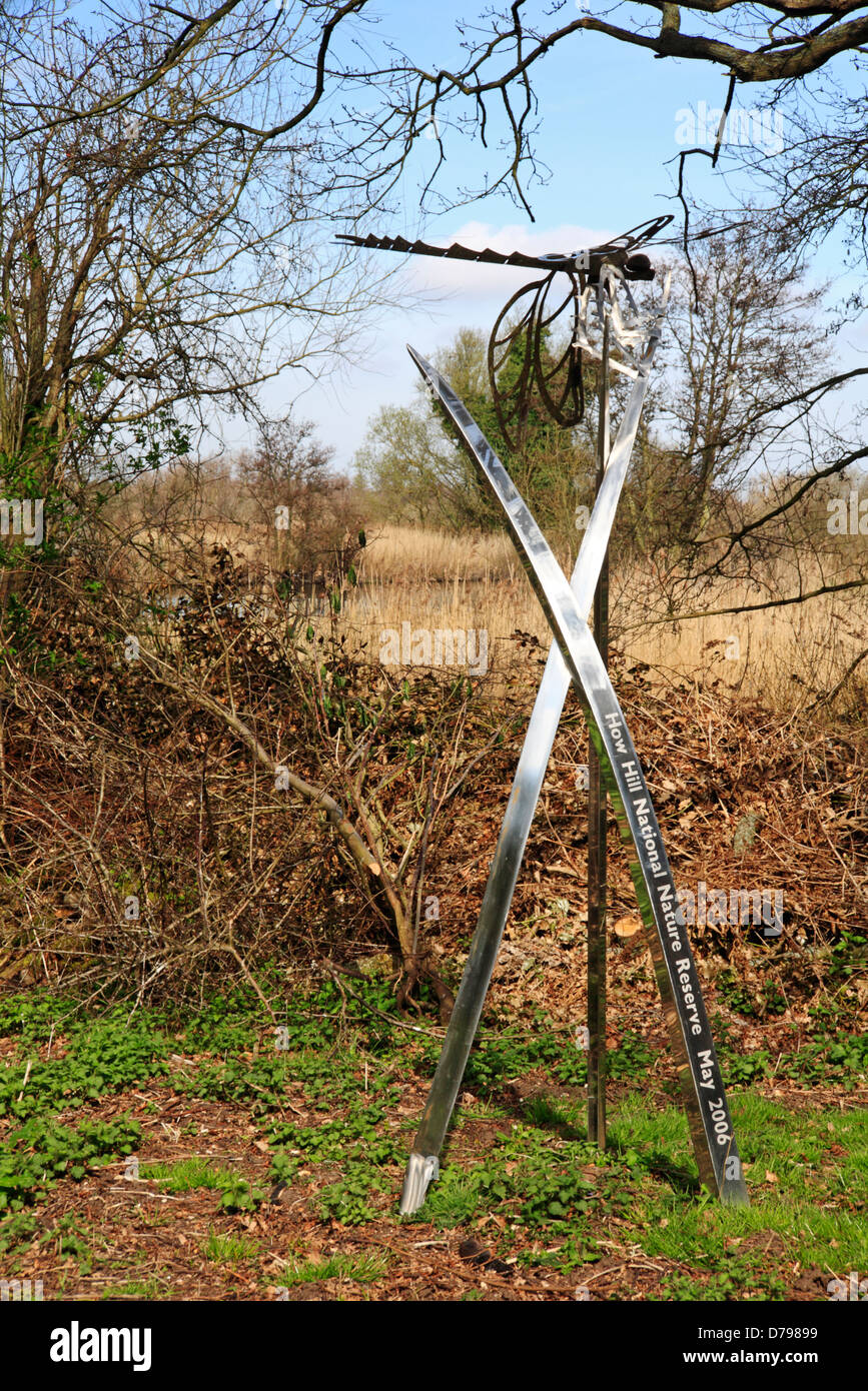Una scultura a forma di libellula all'ingresso della collina come Riserva Naturale Nazionale, Ludham, Norfolk, Inghilterra, Regno Unito. Foto Stock
