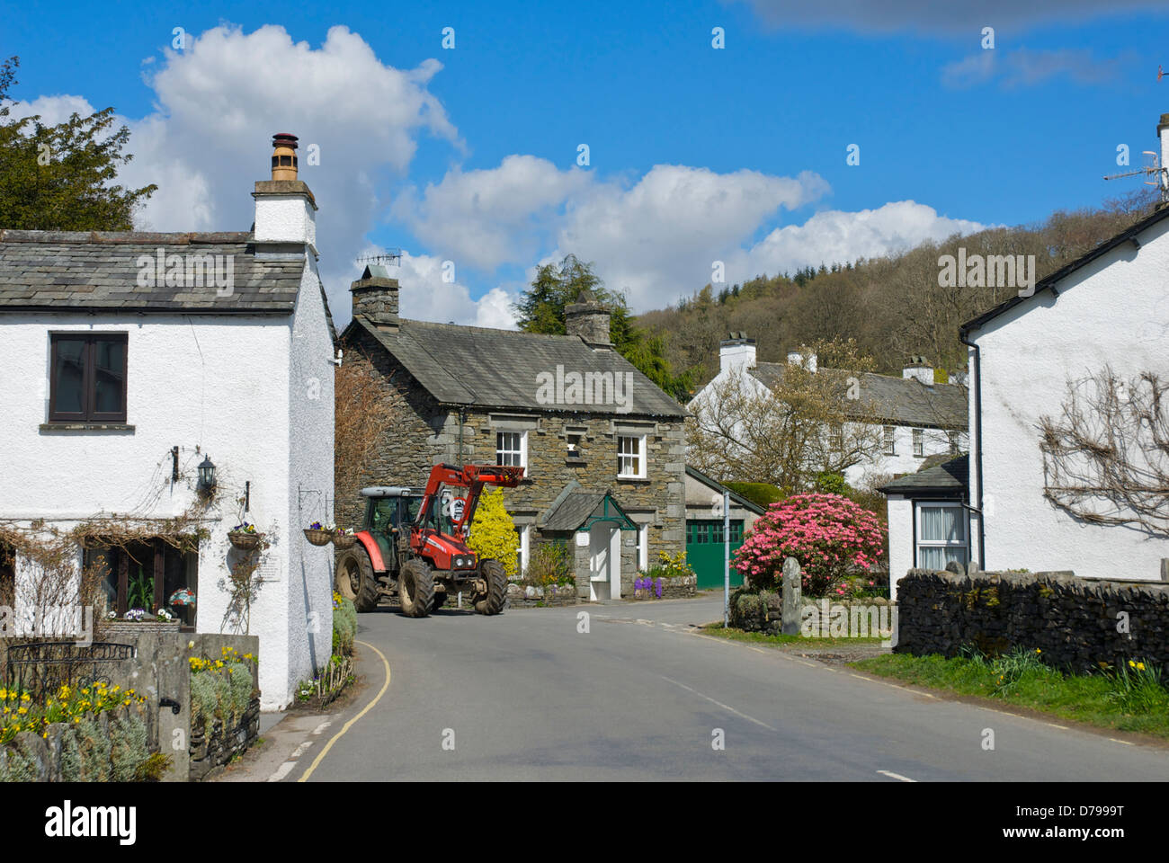 Arrotondamento del trattore un angolo nel villaggio di Near Sawrey, Parco Nazionale del Distretto dei Laghi, Cumbria, England Regno Unito Foto Stock