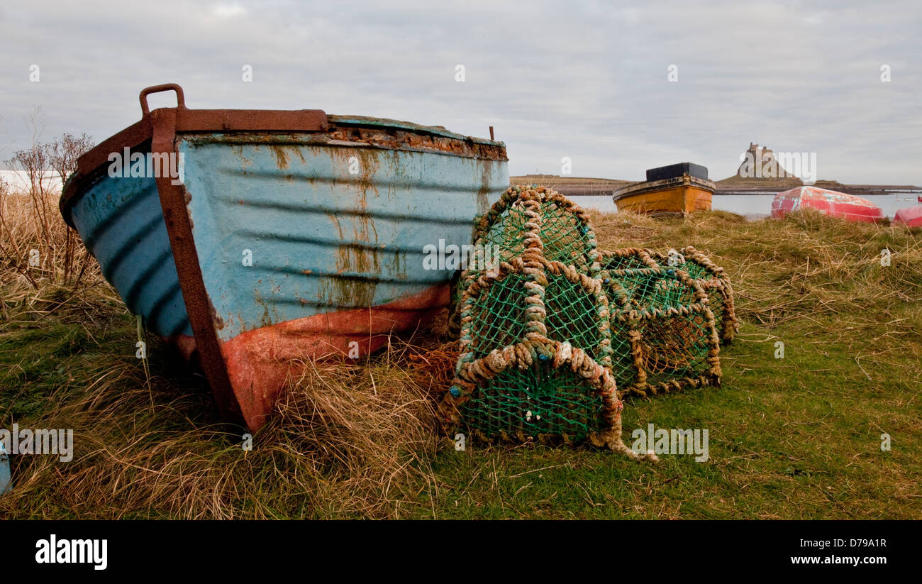 Vecchia barca a remi barca da pesca con aragosta pentole a Lindisfarne Isola Santa Northumbria Foto Stock