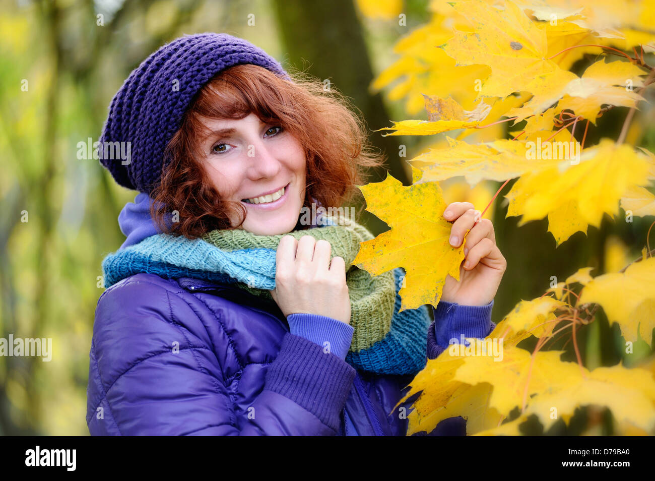 Merry donna con fogliame di autunno , Lebensfrohe Frau mit Herbstlaub Foto Stock