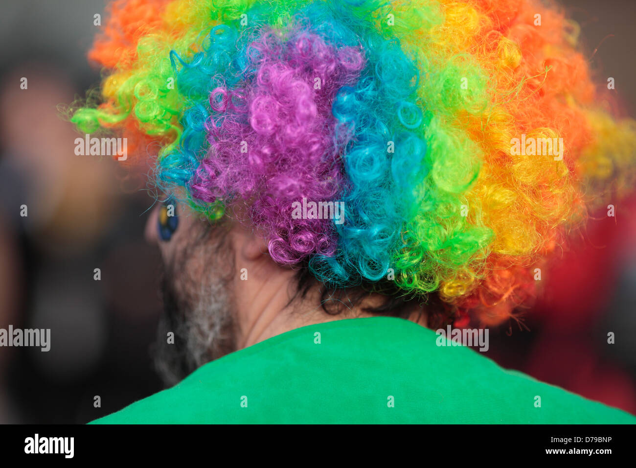 Uomo che indossa un multi-colore parrucca. Foto Stock