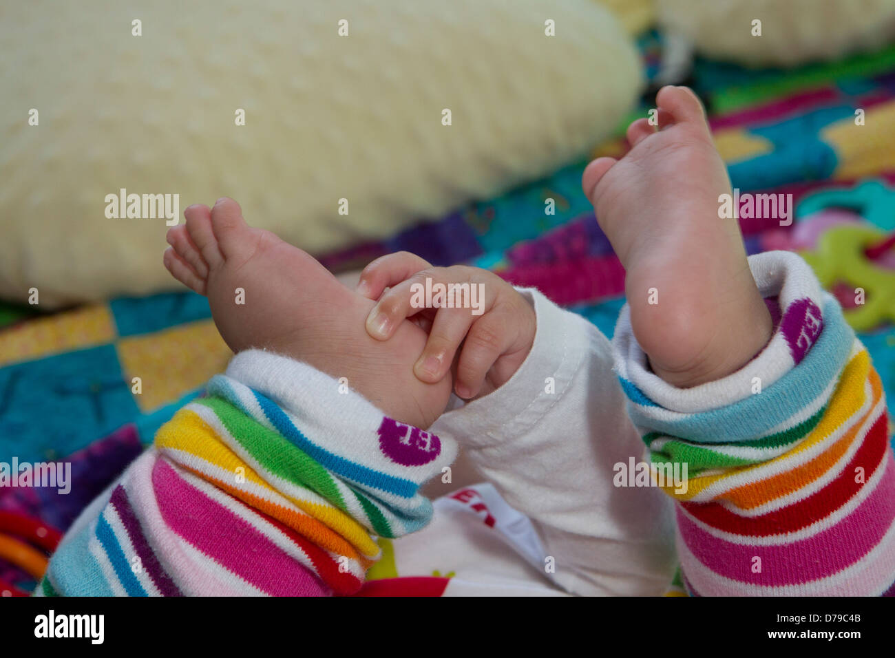 Baby i piedi di onda nell'aria. Foto Stock