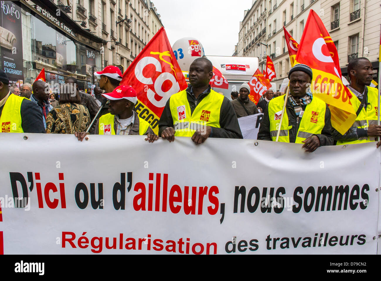 Parigi, Francia. Sindacati francesi, CGT e migranti non documentati, marciare con segni di protesta sociale e manifestanti bandiere alla dimostrazione annuale il 1 maggio, Festa del lavoro, immigrati africani Foto Stock