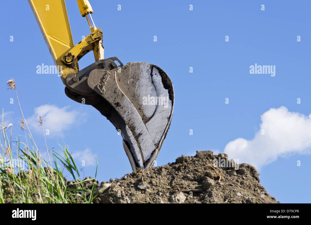 Escavatore su sito su una collina in attesa di un carrello di carico Foto Stock