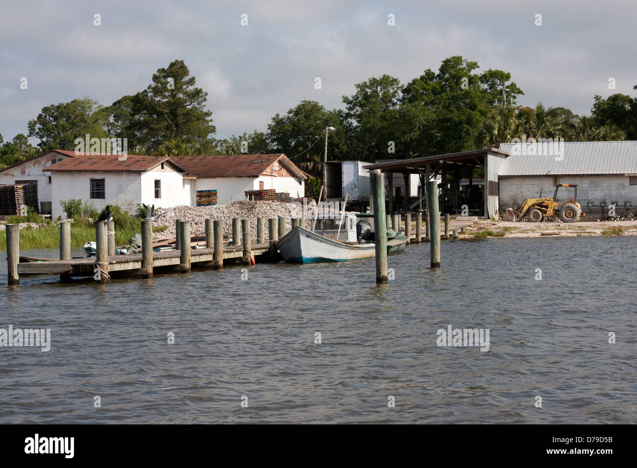 Oyster barche e shucking impianto sulla baia di Apalachicola, Apalachicola, FL, Stati Uniti d'America Foto Stock