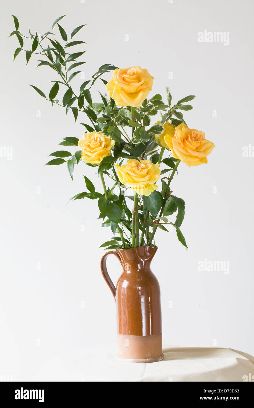 Giallo Rose in vaso, still life. Foto Stock