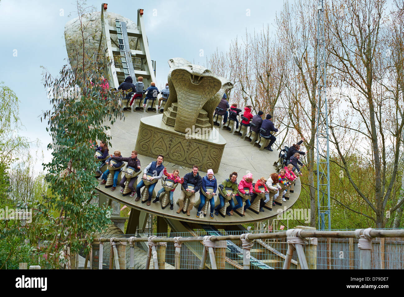 Di Kobra ride entro il Wild Asia sezione di Chessington World of Adventures Surrey UK Foto Stock