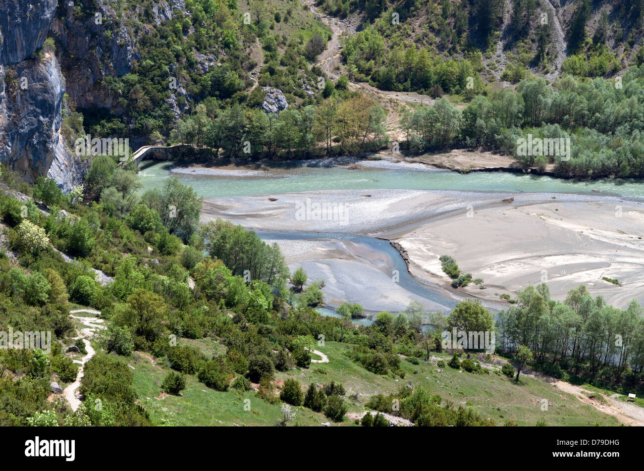 Portitsa gorge e il vecchio ponte in pietra a Epiro, Grecia Foto Stock