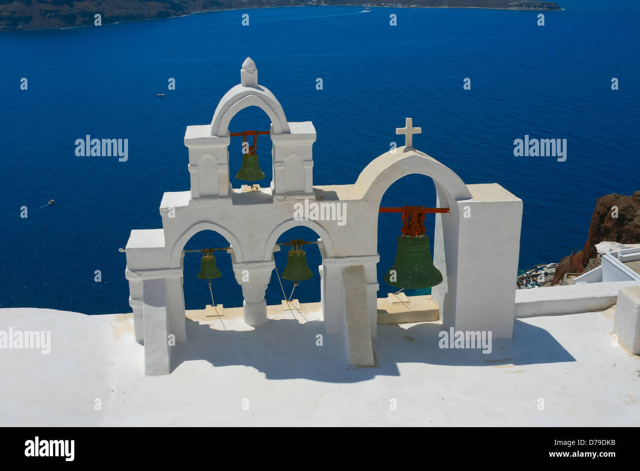 Bella bianca torre campanaria della chiesa greca sull isola di Santorini in Oia, Grecia Foto Stock