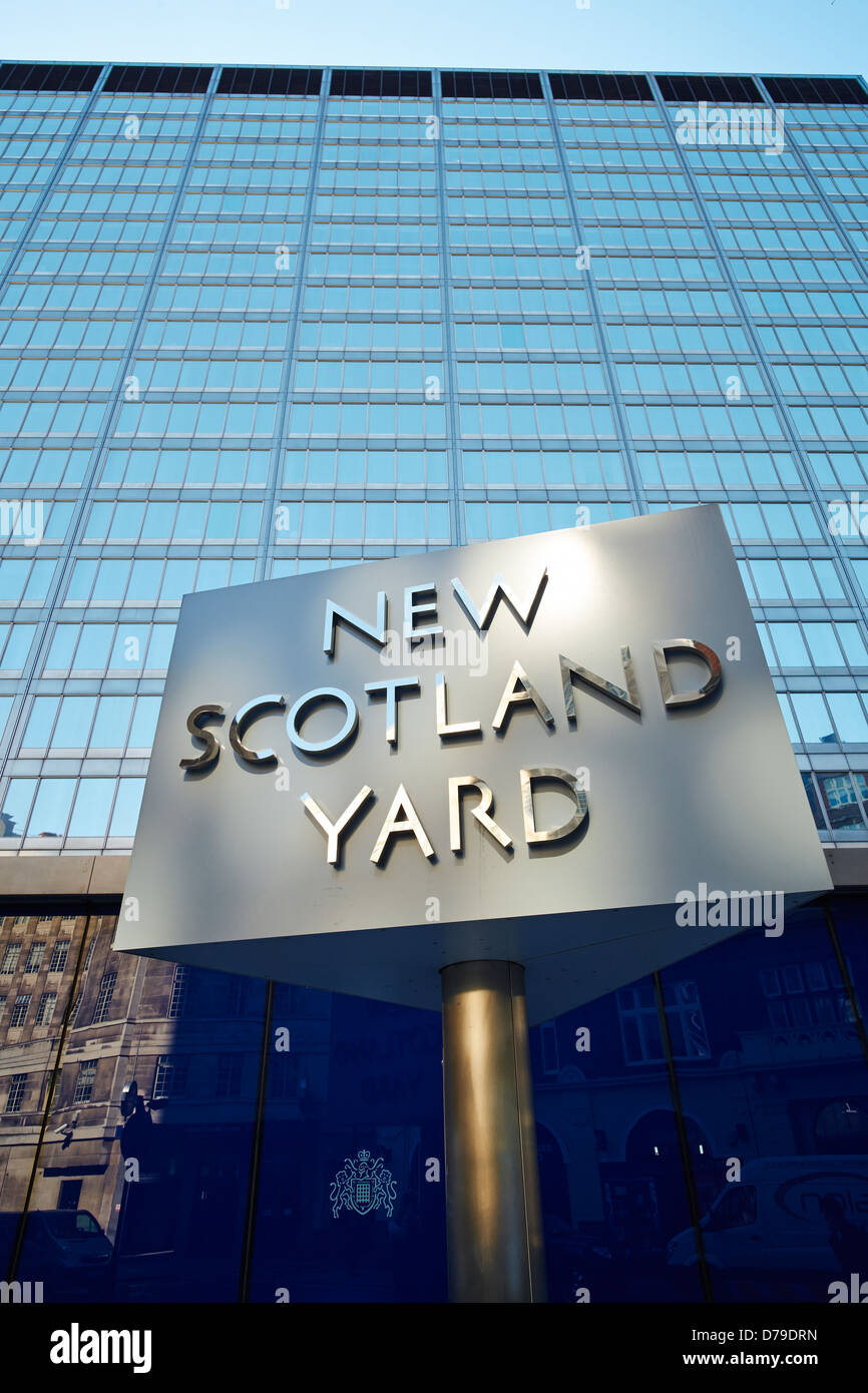 New Scotland Yard segno al di fuori della sede della Metropolitan Police Service Broadway Westminster London REGNO UNITO Foto Stock