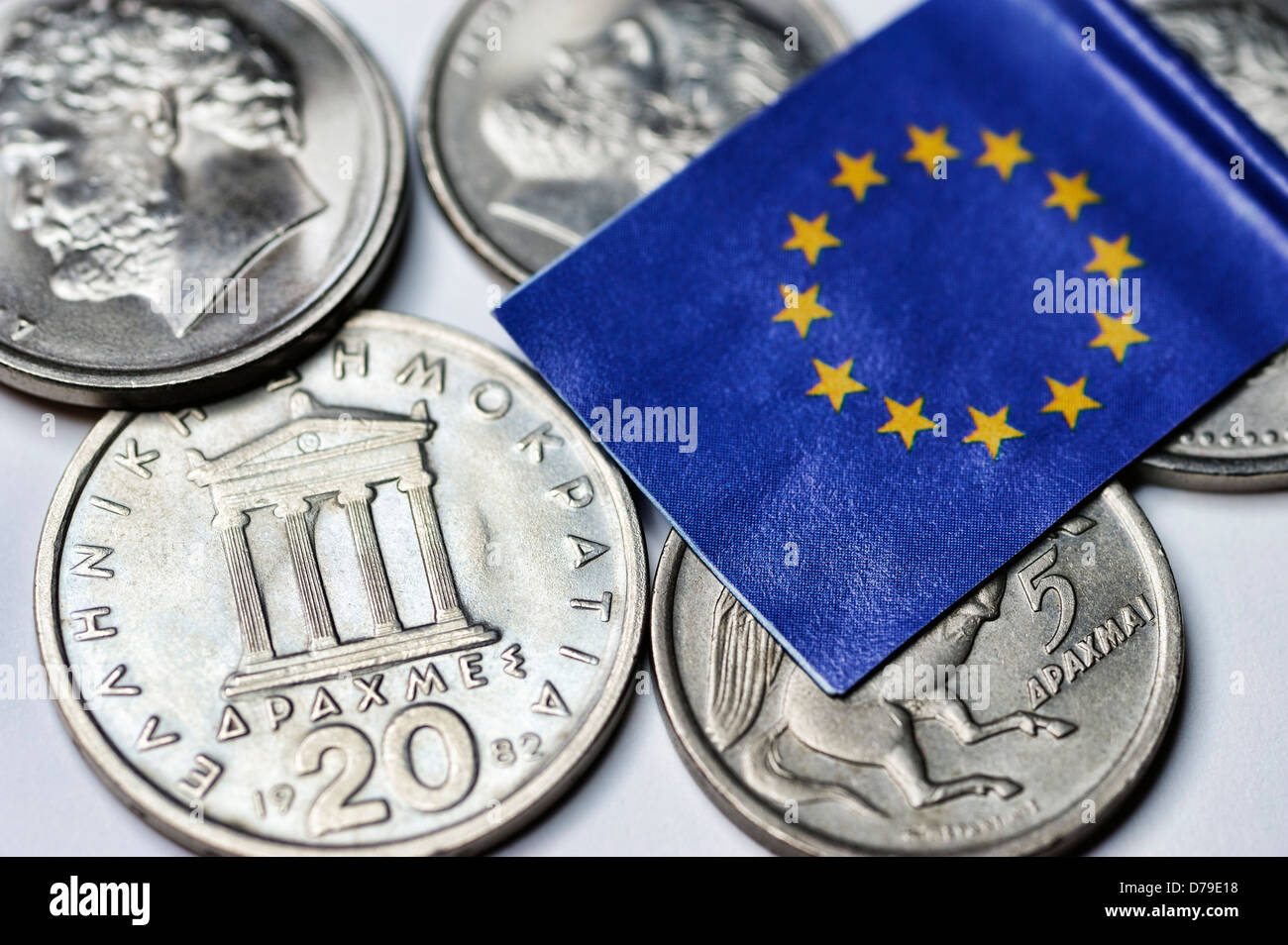 Drachm greco e bandiera UE, euro-climbing al di fuori della Grecia , Griechische Drachme und UE-Fahne, Euro-Ausstieg Griechenlands Foto Stock