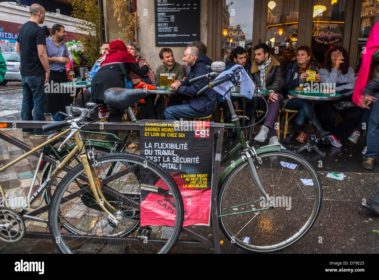 Parigi, Francia. French Cafe Bar, affollata gente parigina di strada affollata che condivide bevande sulla terrazza, zona Bastiglia, giorno di lavoro maggio, marciapiede, caffè in bicicletta, i giovani si radunano al bar Foto Stock