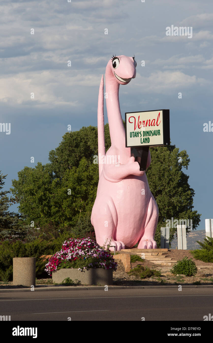 'Dinah", un dinosauro rosa modello accoglie i visitatori a primaverile, UT. Progettato da Helen Millecam, spostato in posizione nel 2000. Foto Stock