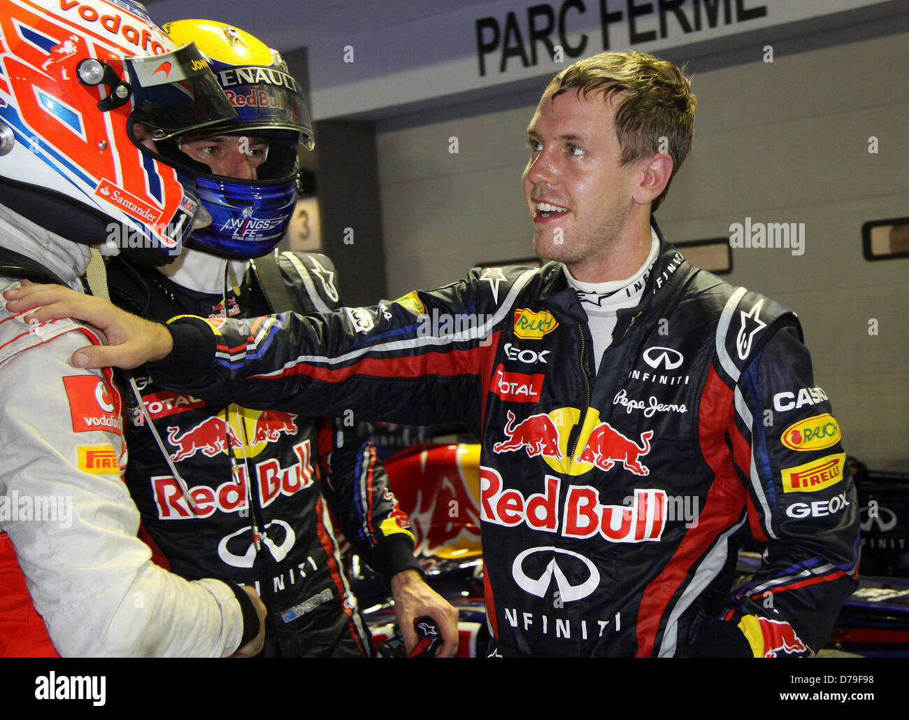 Grand Prix di Singapore vincitore Sebastian Vettel della Red Bull Racing è congratulato da Jenson Button alla McLaren Mercedes (2a Foto Stock