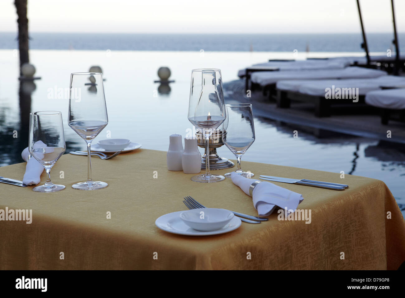 Tabella impostata per due, lato piscina al resort in Messico Foto Stock