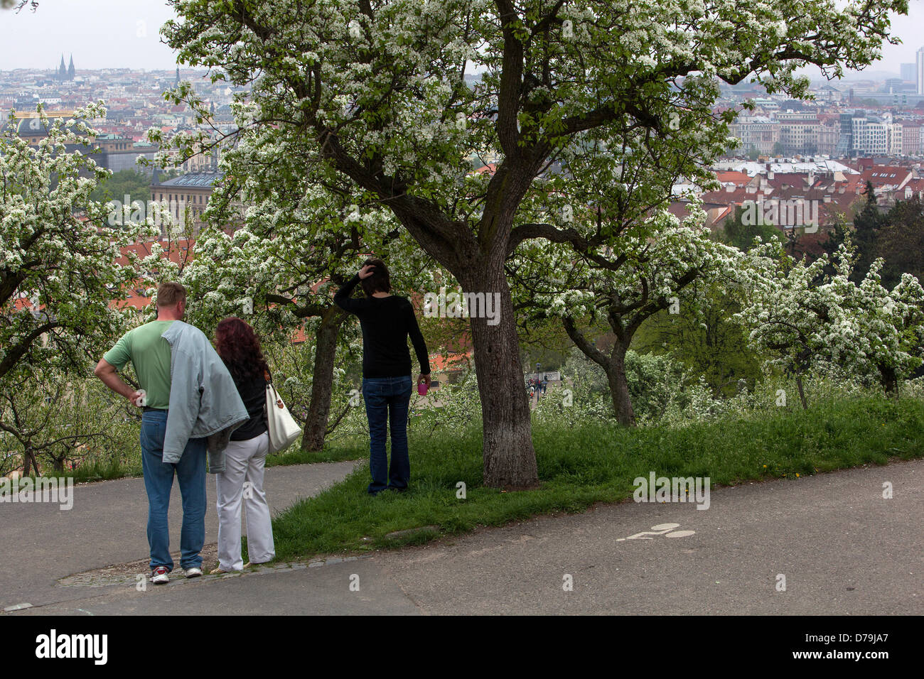 Romantica passeggiata sulla collina di Petrin, Praga Repubblica Ceca Foto Stock