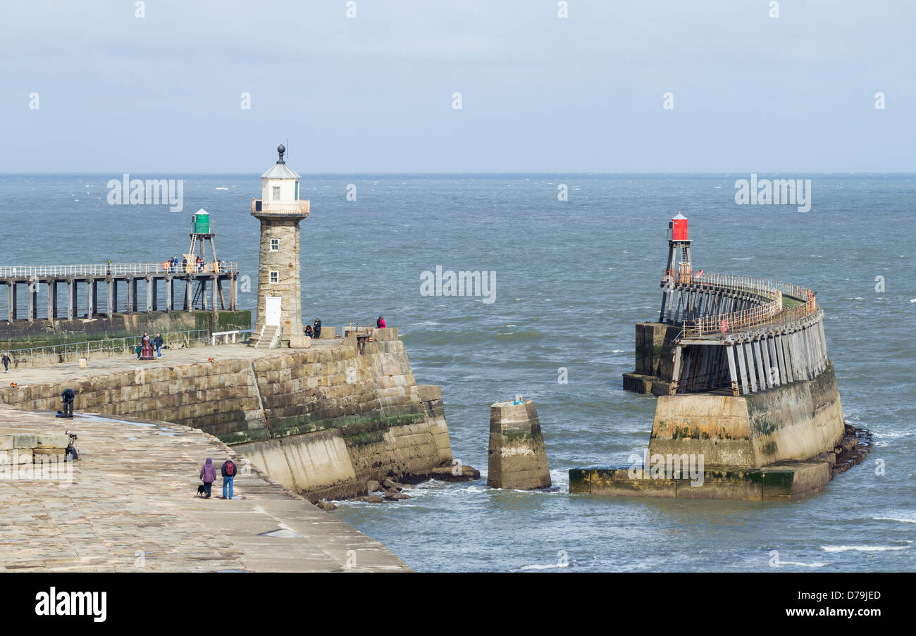 Whitby piers, Whitby, North Yorkshire, Inghilterra, Regno Unito Foto Stock