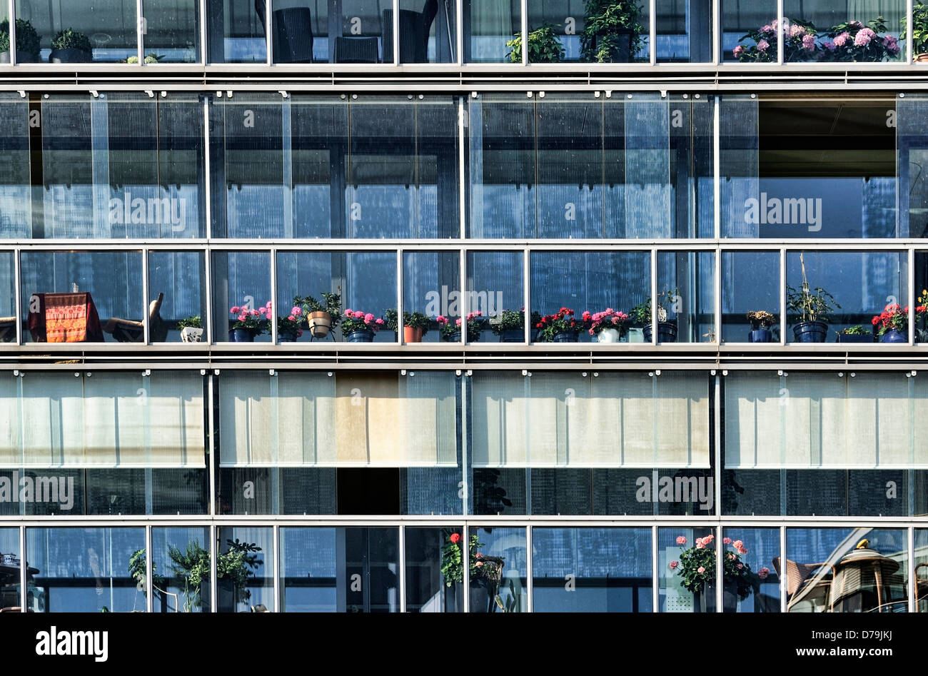 Casa moderna facciata di vetro con balconi nella città portuale di Amburgo, Germania, Europa , Moderne Hausfassade aus Glas mit B Foto Stock