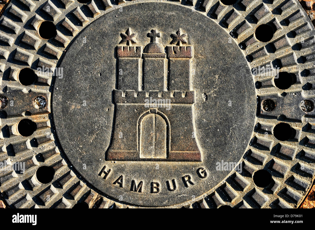 Canal coperchio con Amburgo stemma comunale , Kanaldeckel mit Hamburger Stadtwappen Foto Stock