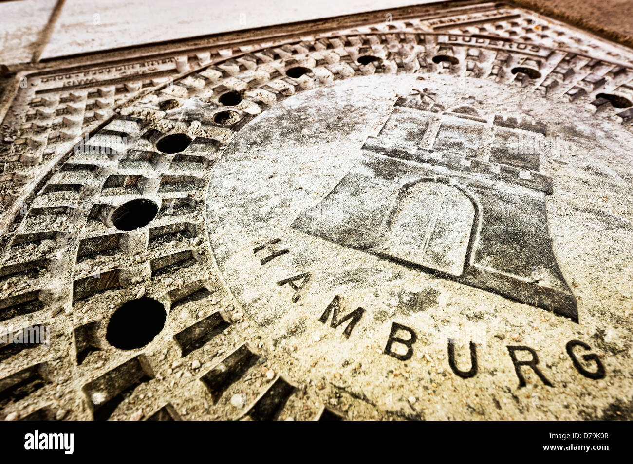 Canal coperchio con Amburgo stemma comunale , Kanaldeckel mit Hamburger Stadtwappen Foto Stock