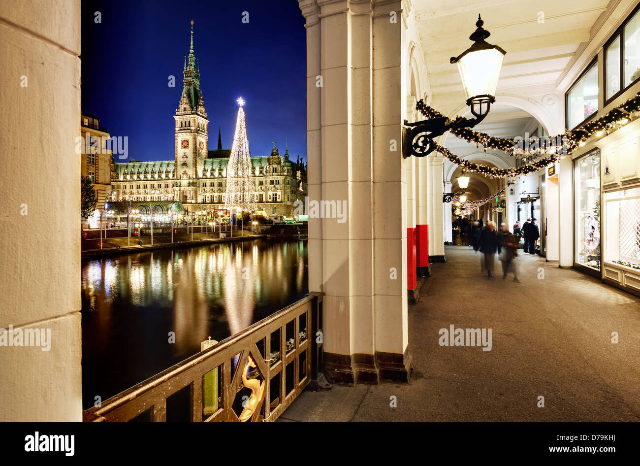 Hamburg city hall con la fiera di Natale e Alster portici per il periodo di Natale ad Amburgo, Germania, Europa Foto Stock