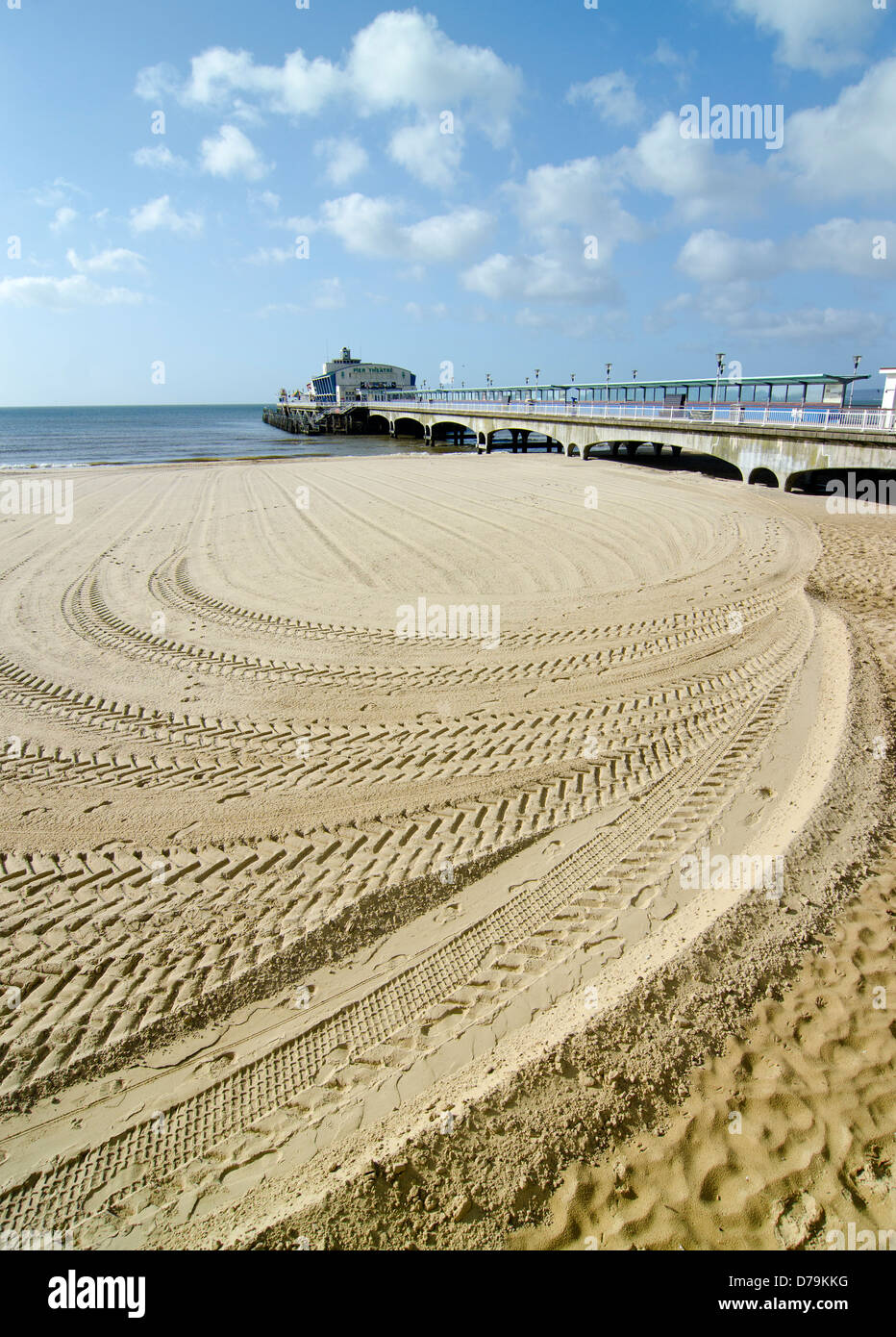 Il pneumatico del trattore segna nella sabbia Bournemouth Regno Unito Foto Stock