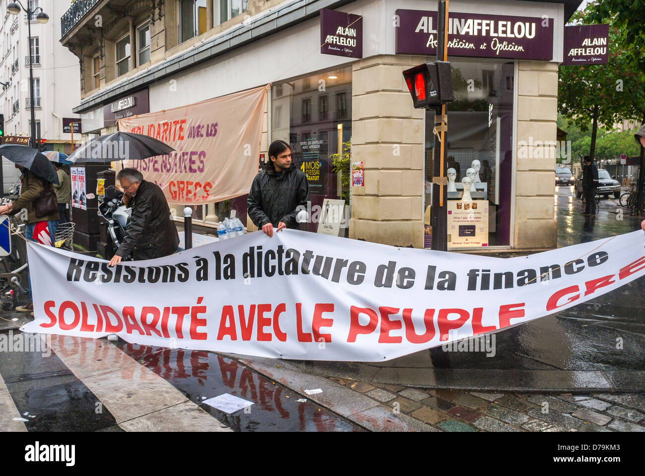 Parigi, Francia, sindacati francesi, manifestazione il 1° maggio, Festa del lavoro, cartelli di protesta su strada, 'solidarietà con il popolo greco' manifestanti bandiere Foto Stock