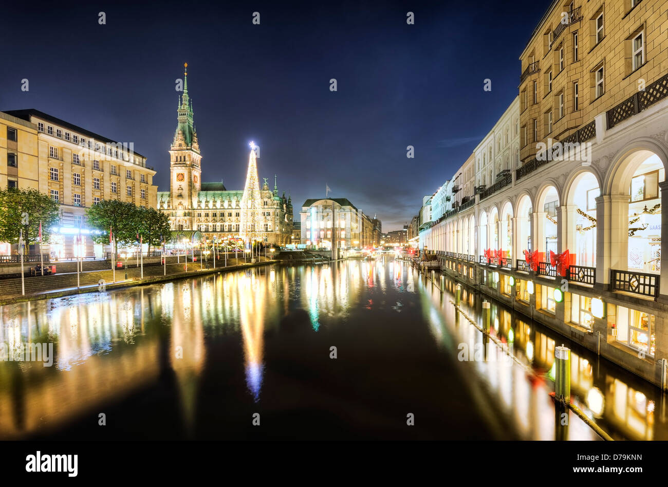 Il municipio con la fiera di Natale e Alster portici durante il periodo natalizio ad Amburgo, Germania, Europa , Rathaus mit Weihnacht Foto Stock