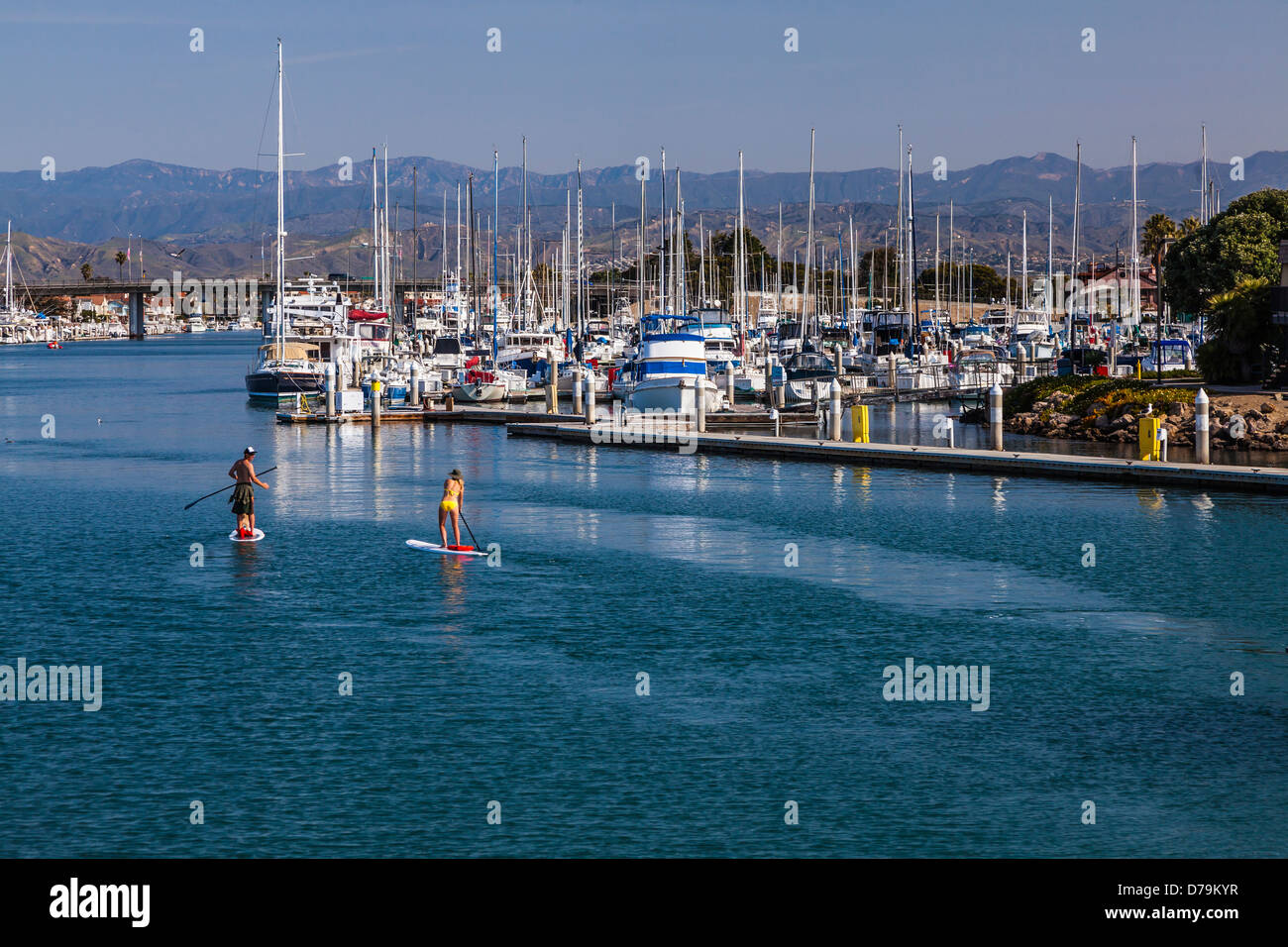 Un paio di fare stand up paddle imbarco nel Porto delle Channel Islands, Oxnard in California, Stati Uniti d'America Foto Stock