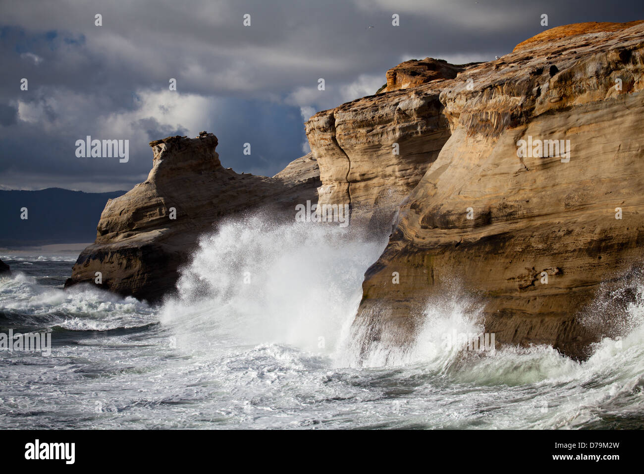 Mare mosso lungo la splendida costa dell'Oregon con onde che si infrangono nella roccia Foto Stock