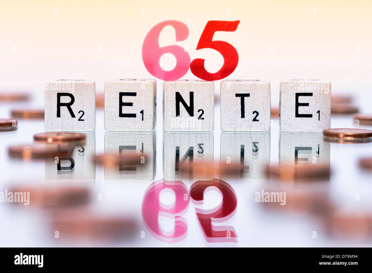 Cubo di lettere con la parola pensione, pensione a partire dall'età di 65 anni , Würfelbuchstaben mit dem Wort Rente, Rentenbeginn Foto Stock