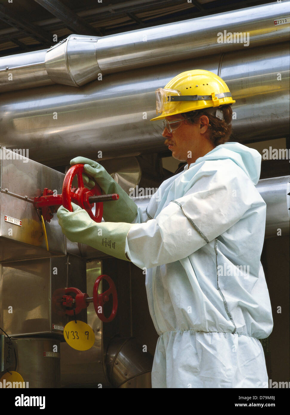 Operaio chimico a impianti di produzione di prodotti chimici Foto stock -  Alamy