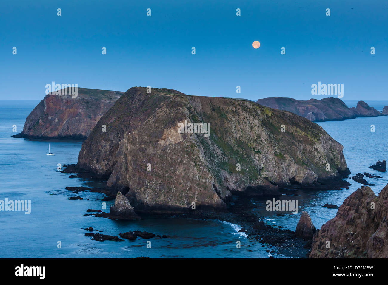 Vista dal punto di ispirazione su East Anacapa Island, con una impostazione di luna piena, Channel Islands National Park, California, Stati Uniti d'America Foto Stock