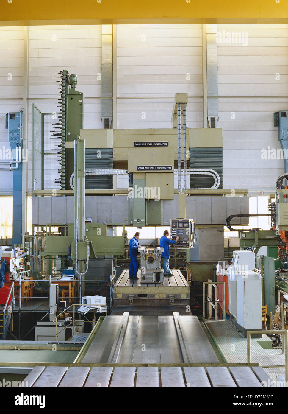 Macchina di assemblaggio complesso utensile CNC lavorazione metallo Foto Stock